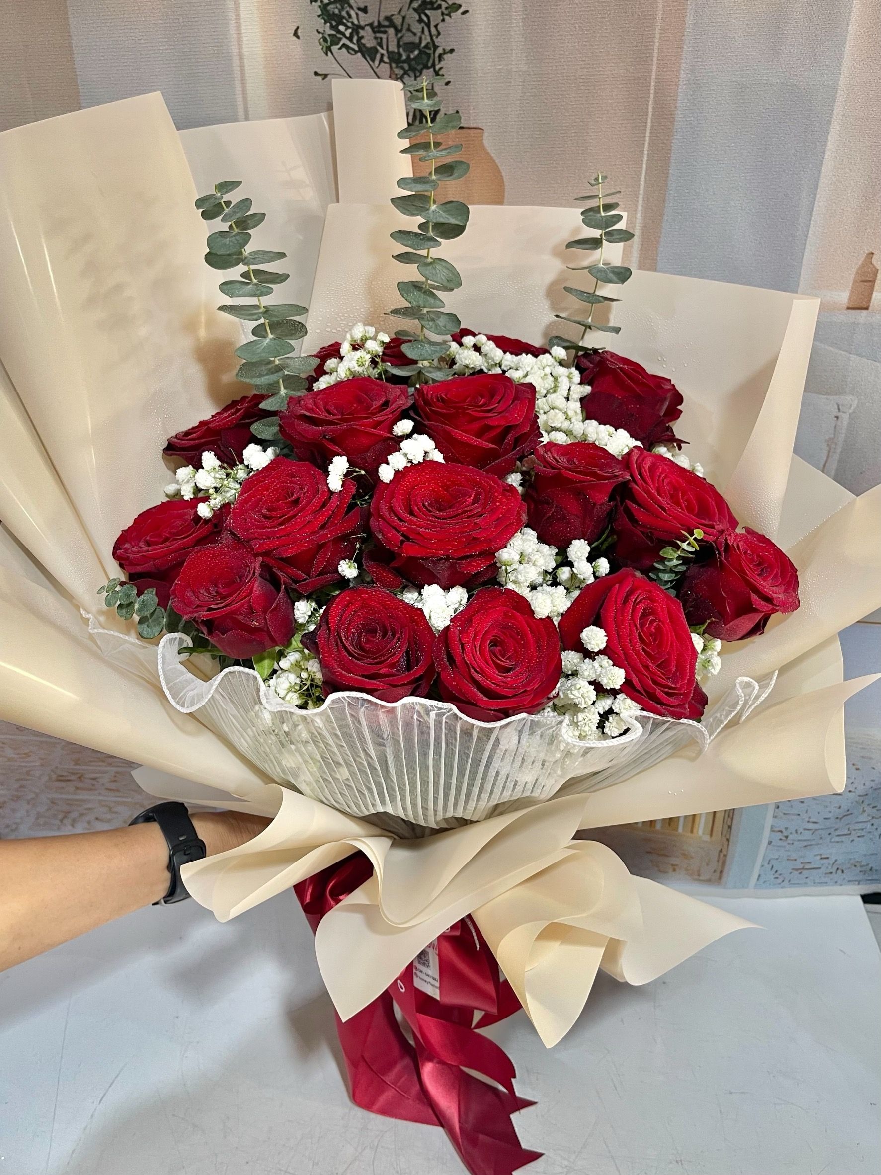 ช่อกุหลาบสีแดง ห่อครีม