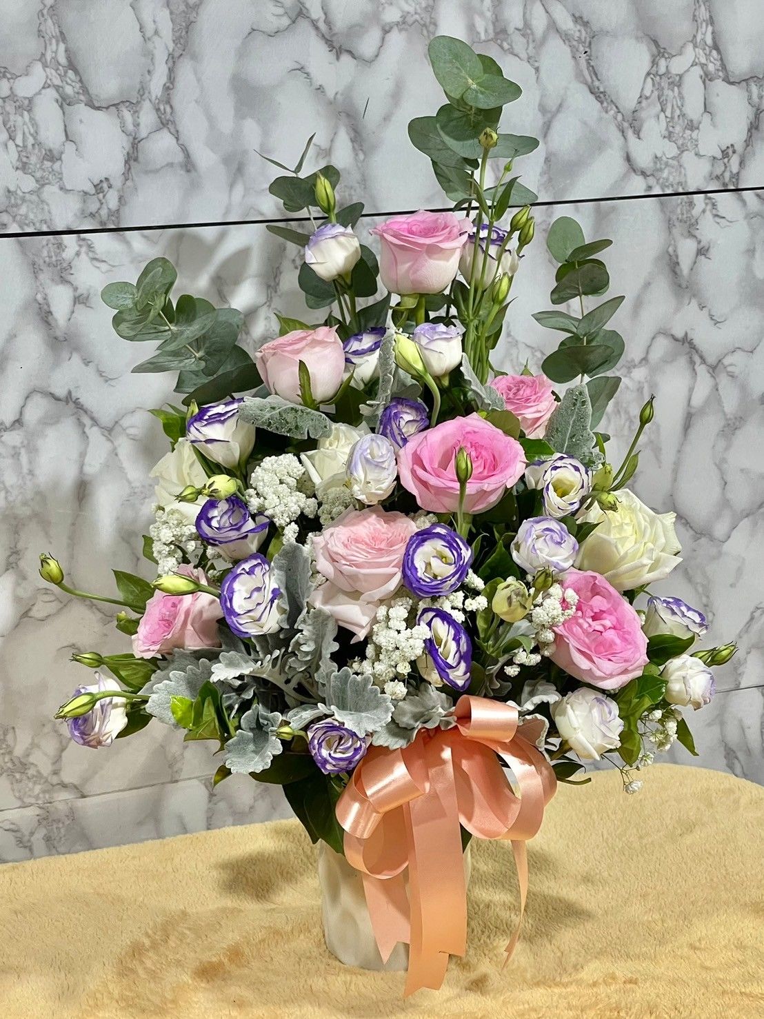 แจกันดอกไลเซนทัสสีม่วงผสมสีชมพู