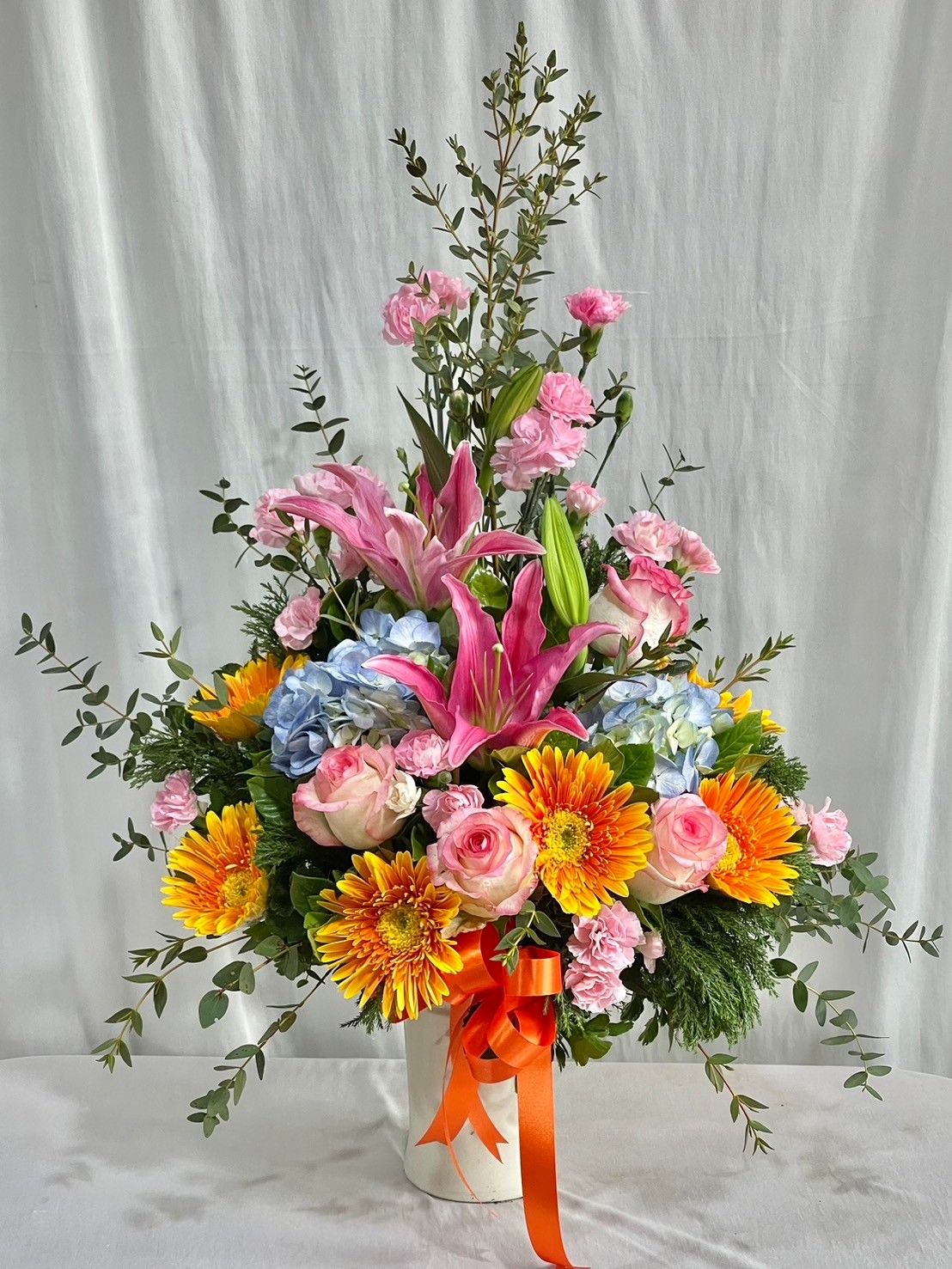 แจกันลิลลี่ชมพูผสมด้วยดอกไม้สีส้มฟ้า