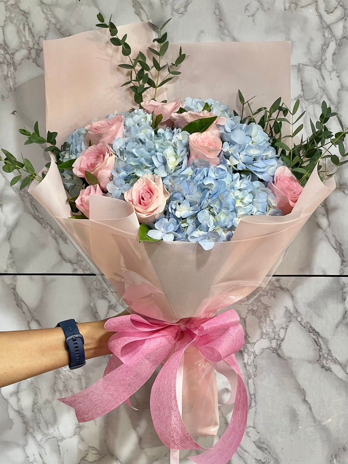 ช่อไอเดรนเยียสีฟ้าและกุหลาบสีชมพู