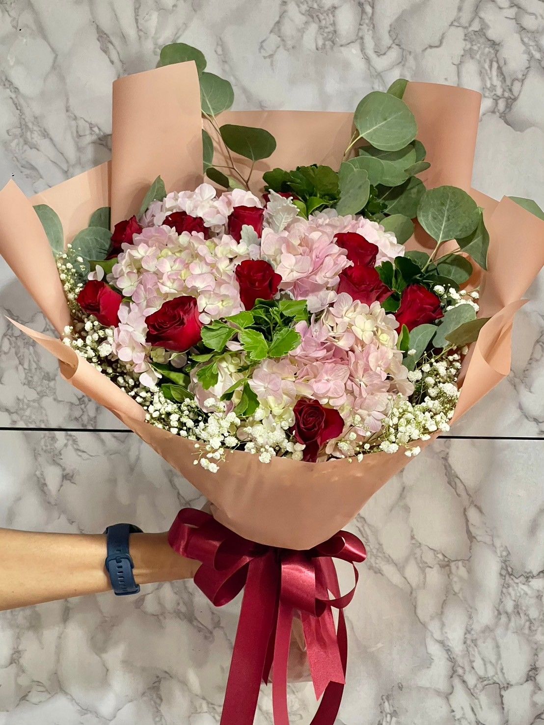 ช่อไฮเดรนเยียชมพูและกุหลาบสีแดง