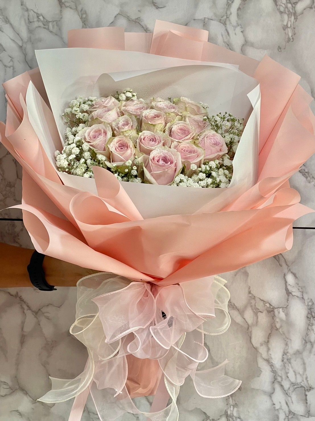 ช่อกุหลาบสีชมพูอ่อน