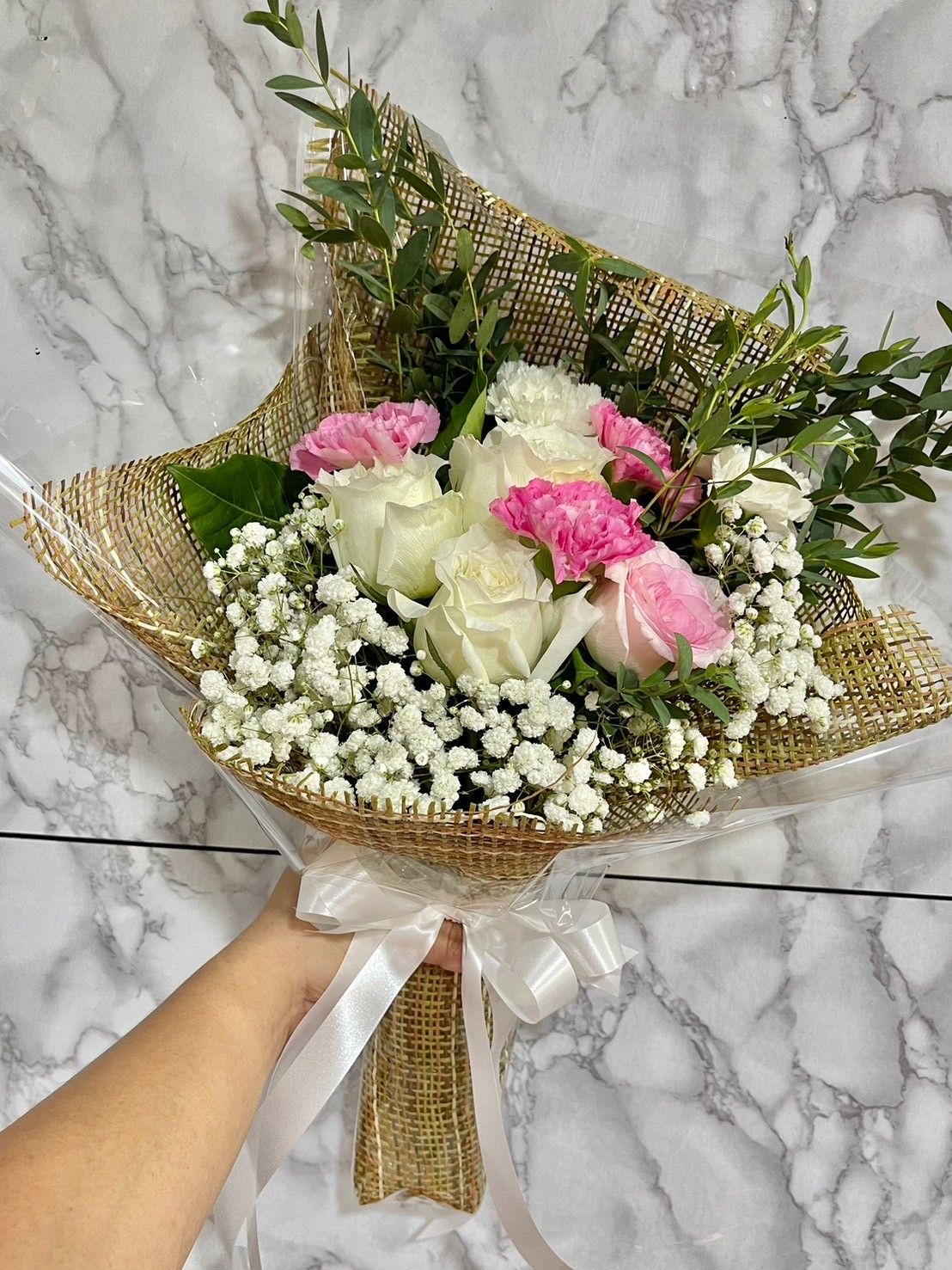 ช่อดอกไม้สีขาวชมพู