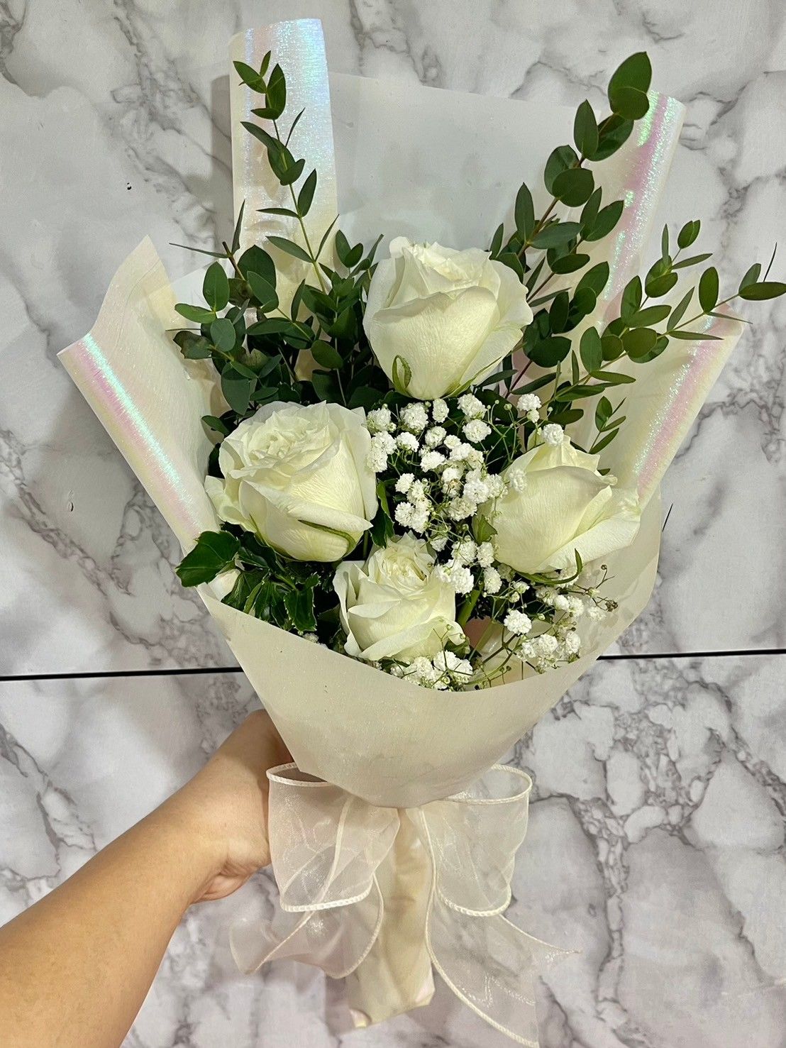 ช่อกุหลาบสีขาวกระดาษสีขาว