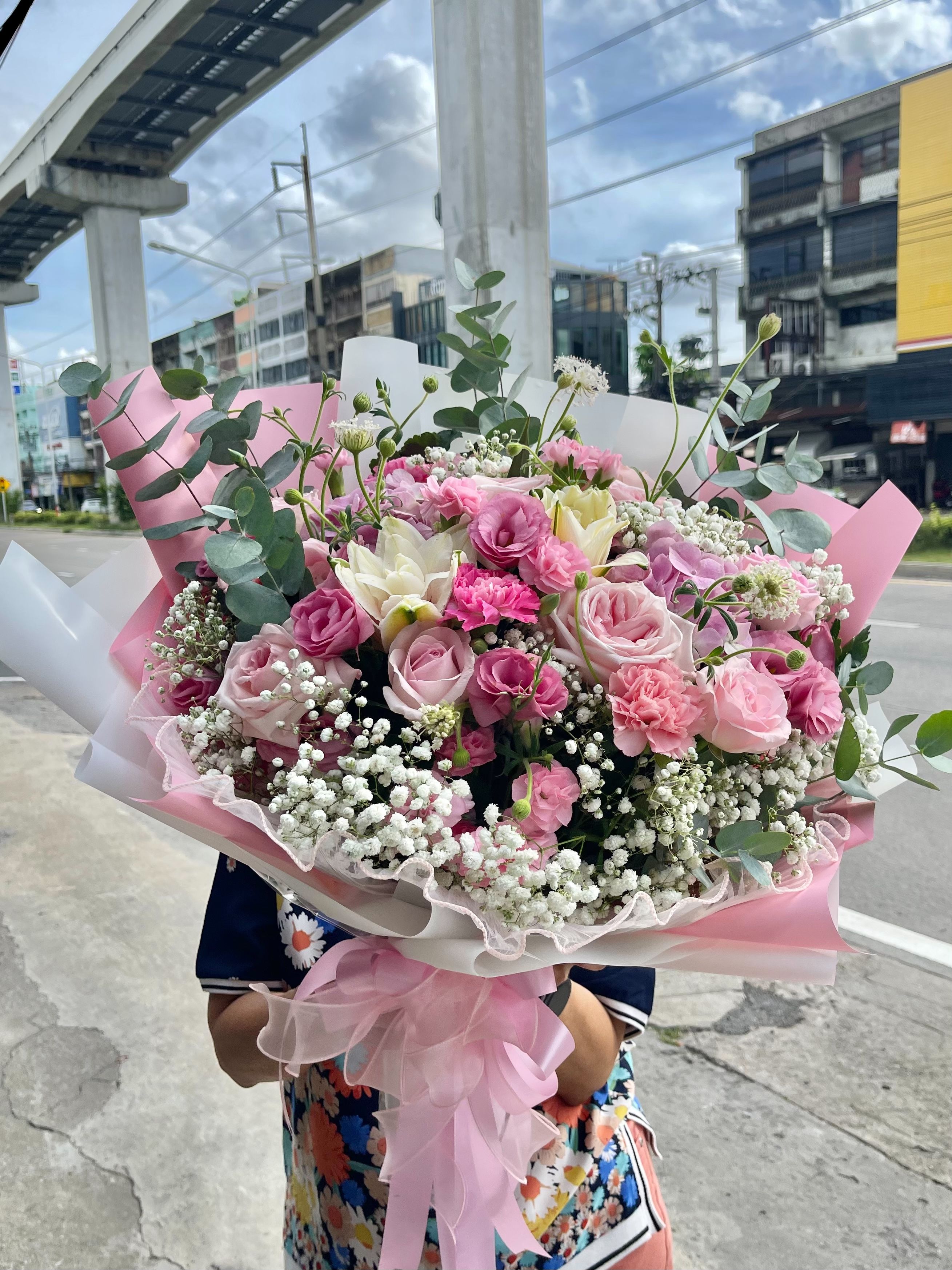 ช่อดอกไม้สีชมพูขาว