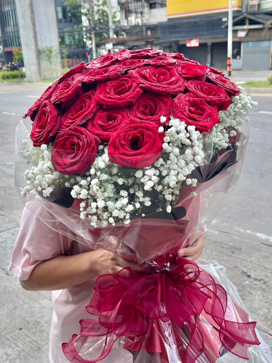 ช่อกุหลาบแดงห่อกระดาษแดง