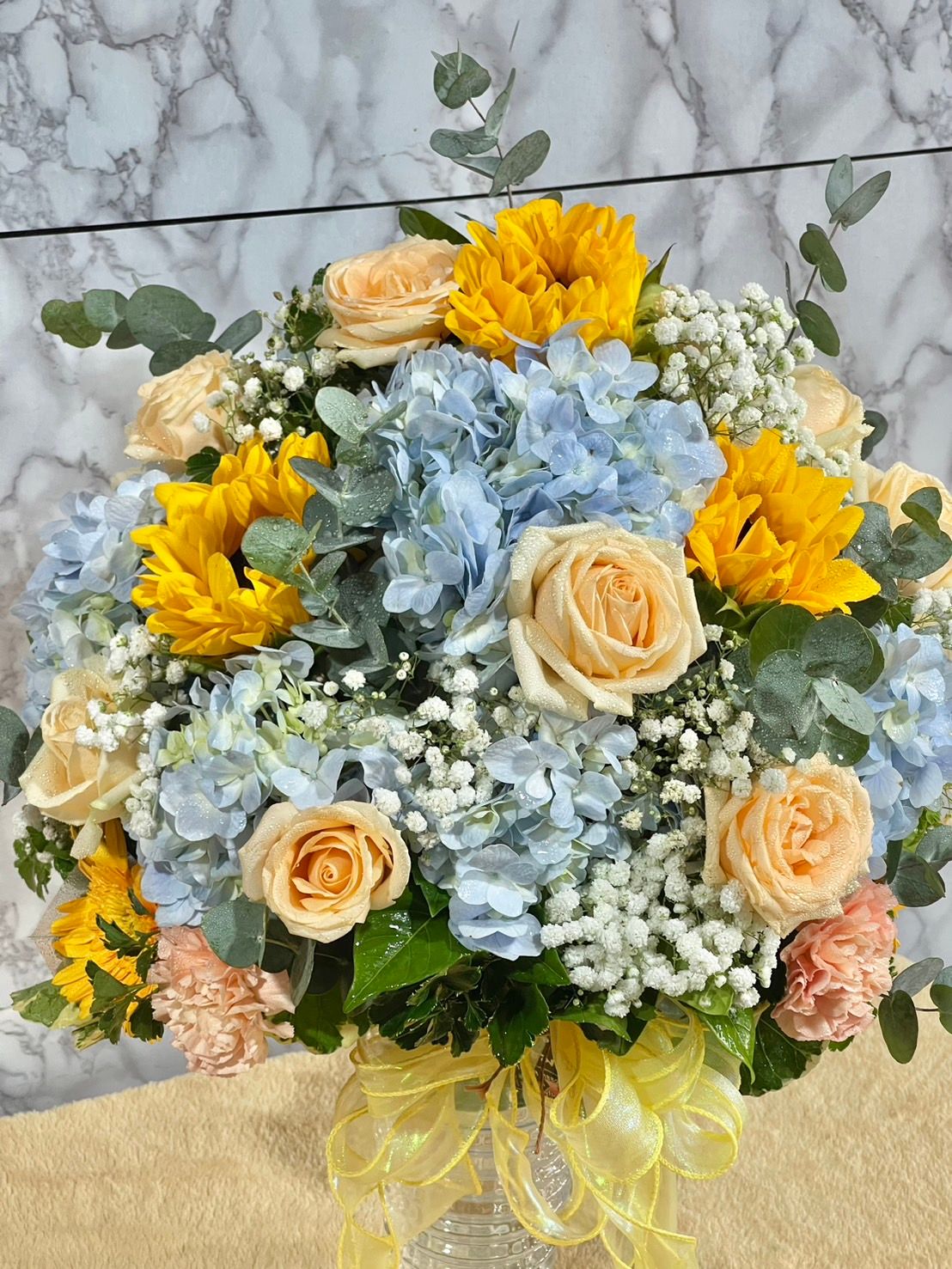 Thumbnails of Blue hydrangea with sunflower
