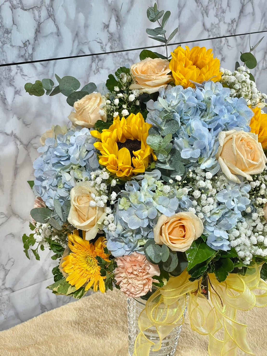 Thumbnails of Blue hydrangea with sunflower