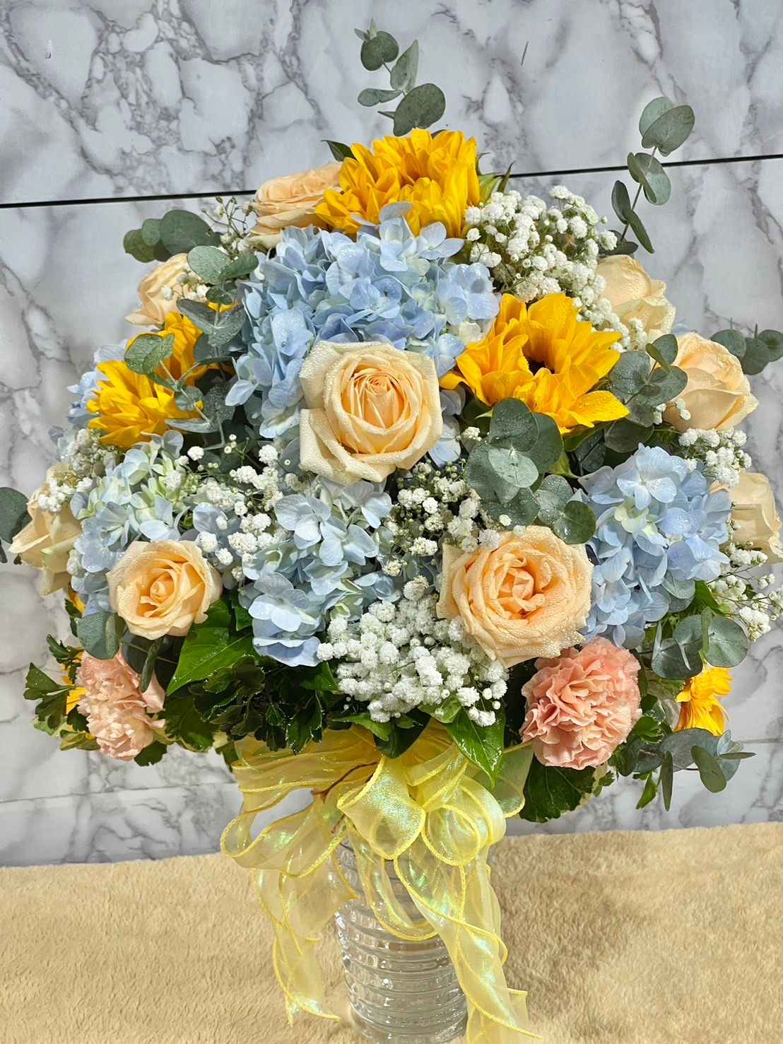 Thumbnails of Blue hydrangea with sunflower