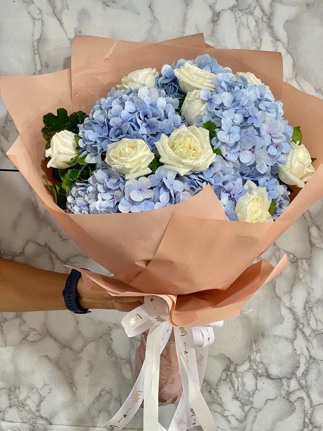 Thumbnails of Blue hydrangea with white rose