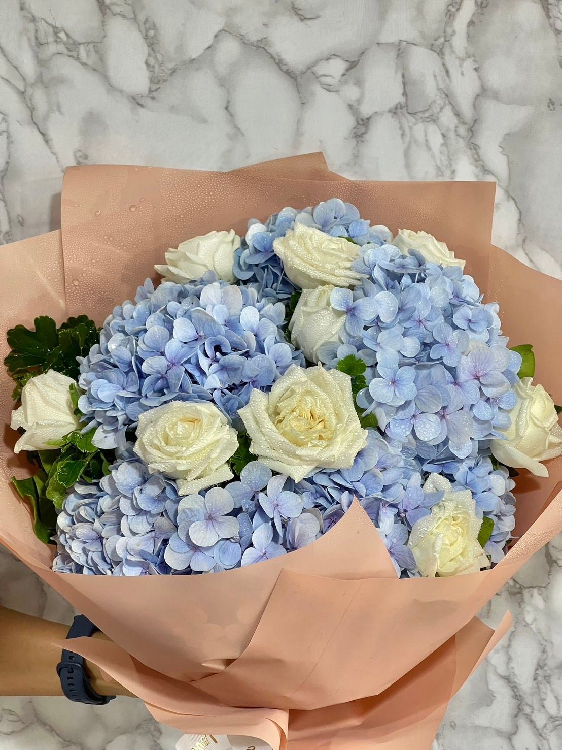 Thumbnails of Blue hydrangea with white rose