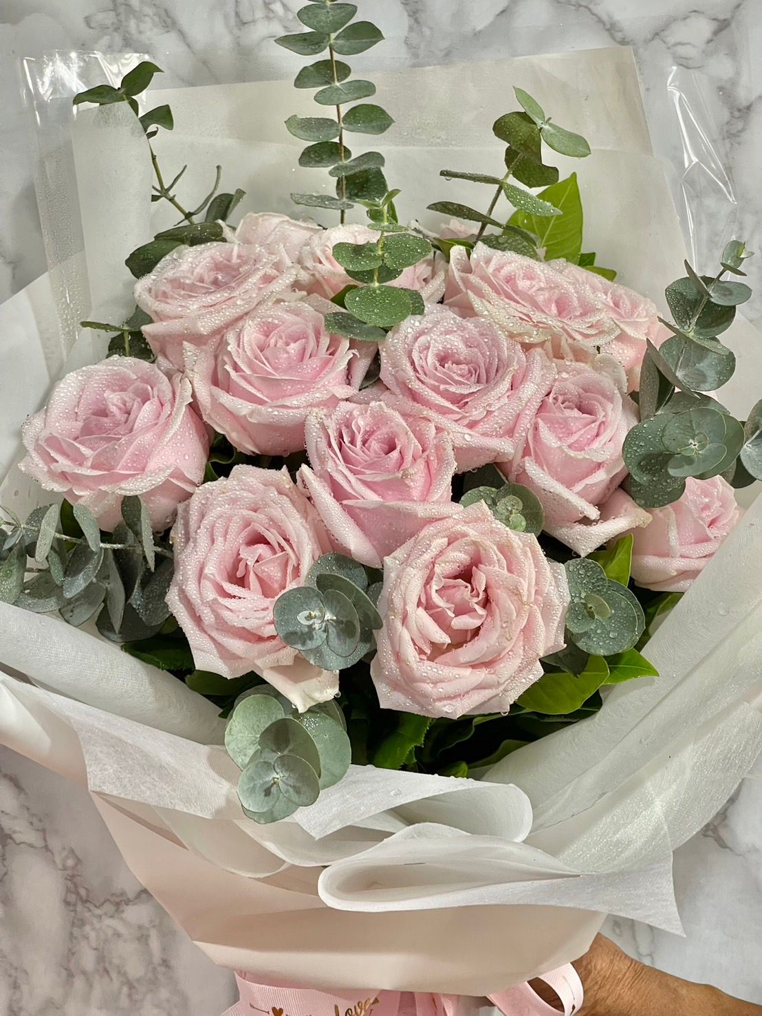 Thumbnails of ช่อกุหลาบชมพูอ่อนห่อด้วยกระดาษสีขาว