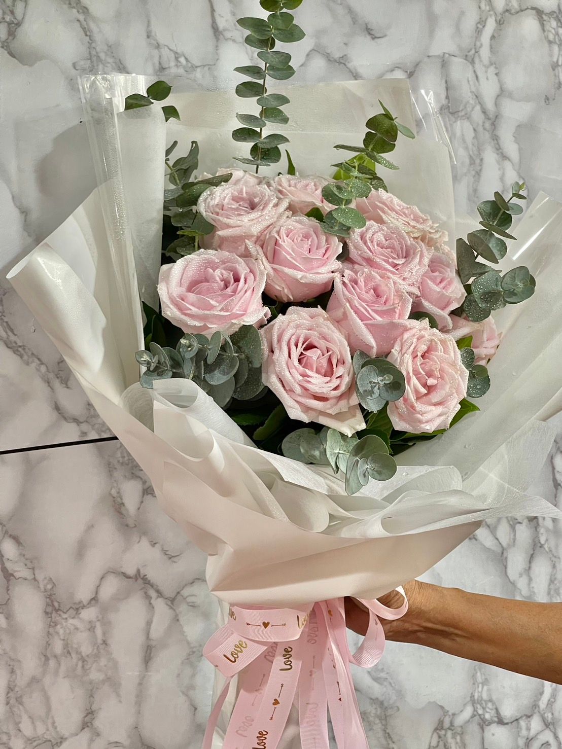 Thumbnails of ช่อกุหลาบชมพูอ่อนห่อด้วยกระดาษสีขาว