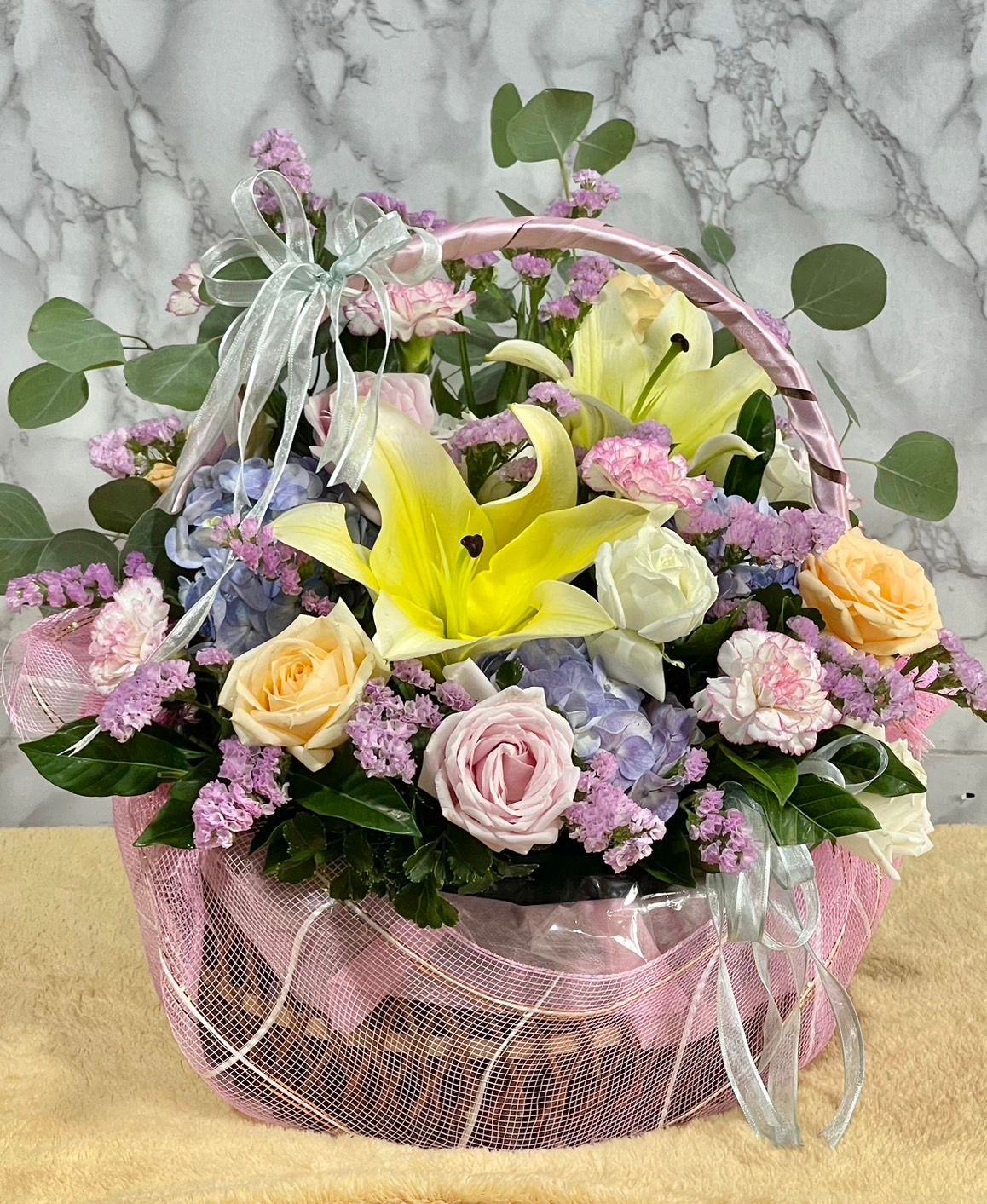 กระเช้าลิลลี่ผสมดอกไม้โทนสีพาสเทล