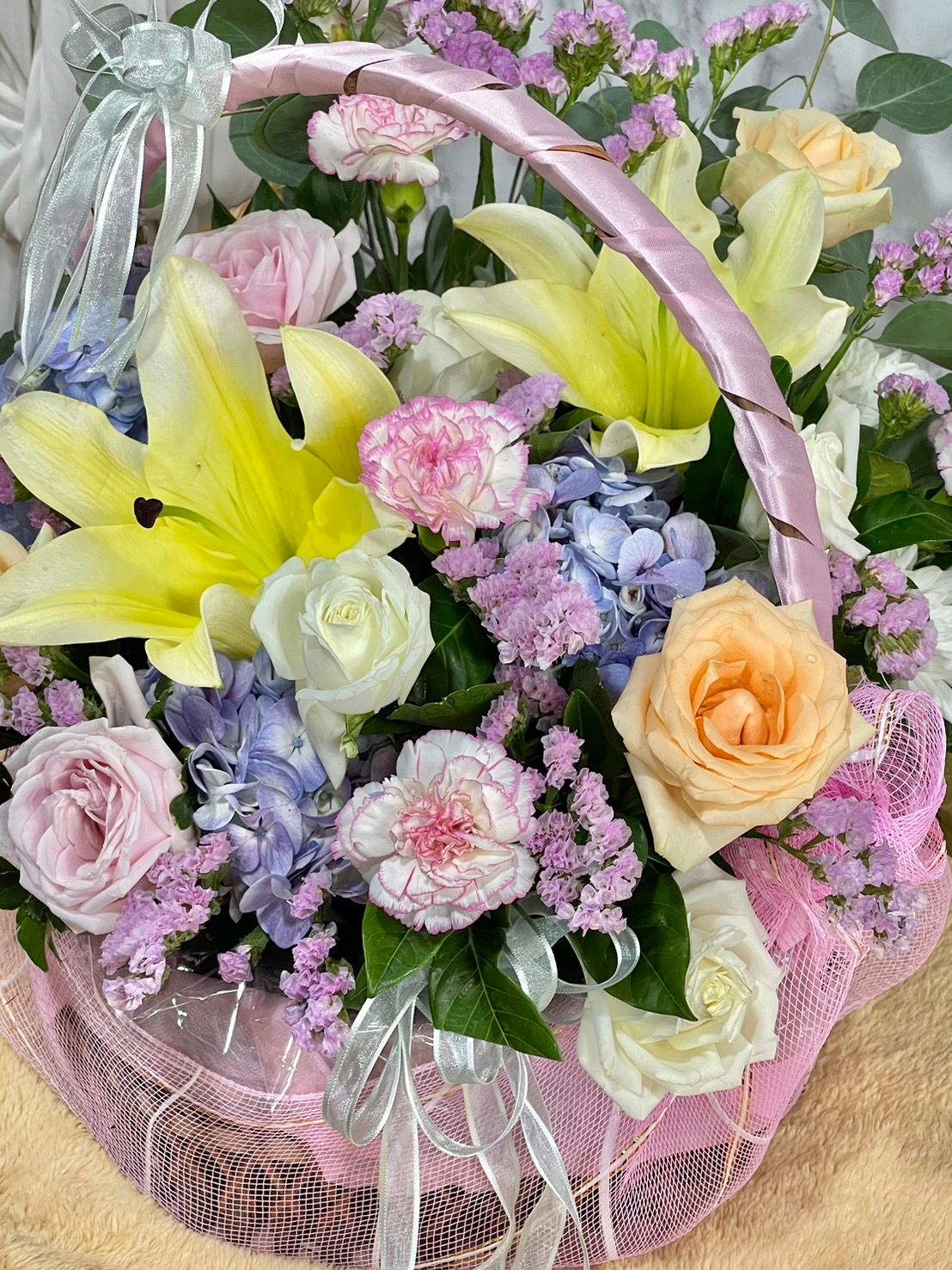 Thumbnails of กระเช้าลิลลี่ผสมดอกไม้โทนสีพาสเทล