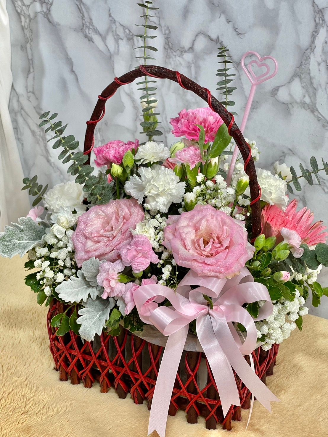 Thumbnails of Pink and white in basket